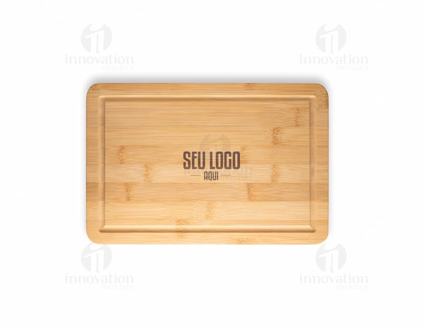 Tábua de corte em bambu com textura vintage, feita de material isolante. A superfície é de coloração amarelada e apresenta um aspecto envelhecido e áspero. Pode ser usada como decoração ou para cortar alimentos.