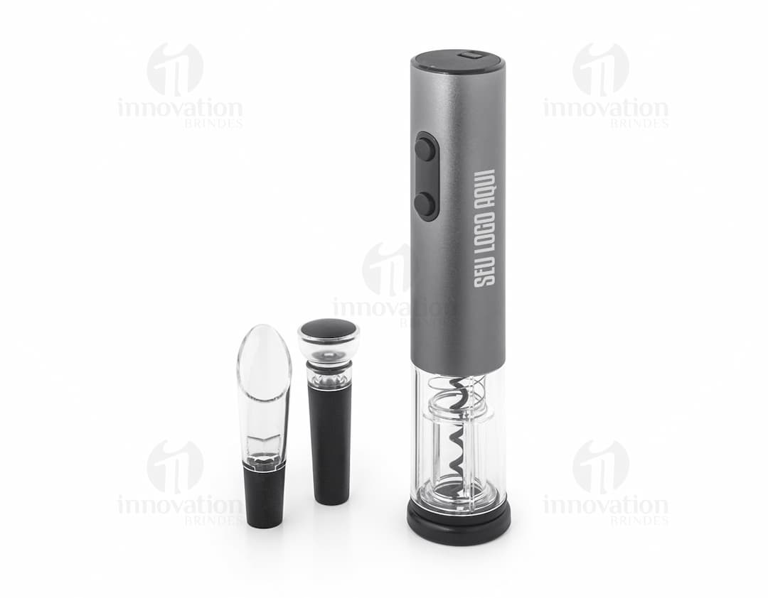 Conjunto de saca-rolhas elétrico em metal prateado, contendo também um perfume preto, uma garrafa de bebida, um frasco de esmalte rosa e um pincel de cosméticos, em um fundo brilhante.