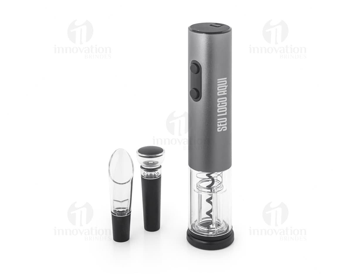 Conjunto de saca-rolhas elétrico em metal e plástico preto e prateado, em um ambiente limpo e organizado. O dispositivo está cuidadosamente arranjado em um recipiente junto com outros itens de cuidados pessoais e cosméticos, como batom, maquiagem, perfume, desodorante e esmalte de unha, refletindo um estilo glamoroso e colorido.