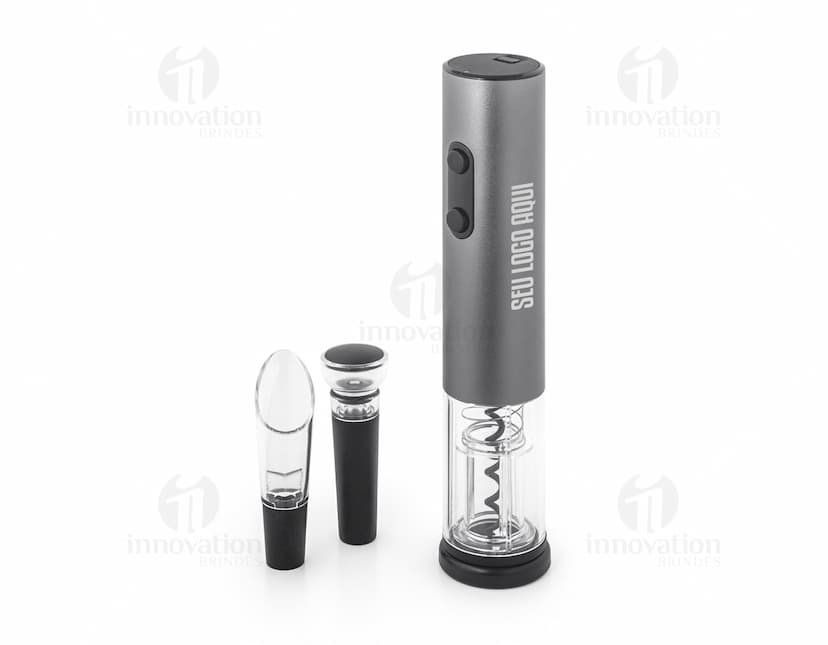 Conjunto de saca-rolhas elétrico em metal e plástico preto e prateado, em um ambiente limpo e organizado. O dispositivo está cuidadosamente arranjado em um recipiente junto com outros itens de cuidados pessoais e cosméticos, como batom, maquiagem, perfume, desodorante e esmalte de unha, refletindo um estilo glamoroso e colorido.