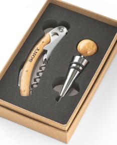 Conjunto de vinho em metal e madeira contendo saca-rolhas, abridor de garrafas, martelo, chave de fenda, alicate, chave inglesa, faca, parafusos e outros acessórios. Ideal para abrir e servir garrafas de vinho com praticidade e elegância.
