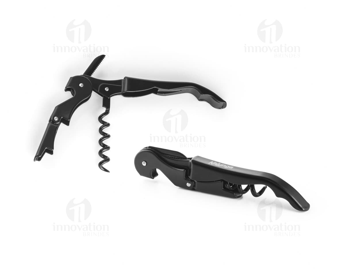 Saca-rolhas em metal e PP, ideal para abertura de garrafas de vinho. Possui design prático e resistente, com detalhes em aço inoxidável e plástico preto. A ferramenta conta com um sistema de abertura eficiente, perfeito para uso em casa, no trabalho ou em eventos.
