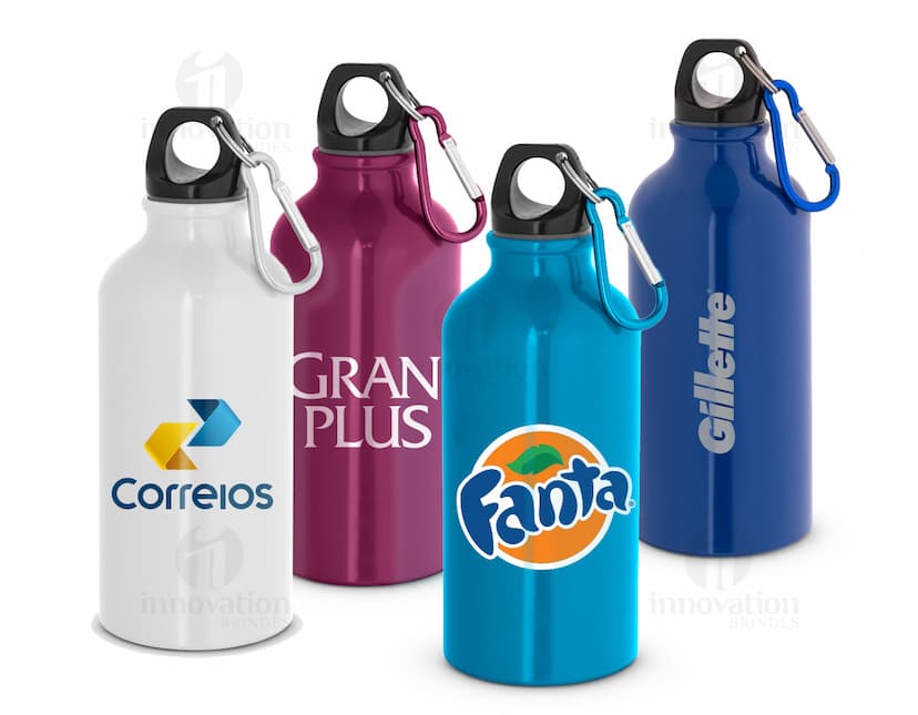 Garrafa esportiva em alumínio com design clean, transparente e cap amarelo. A garrafa está cheia de líquido, com reflexo brilhante e sem rótulo.