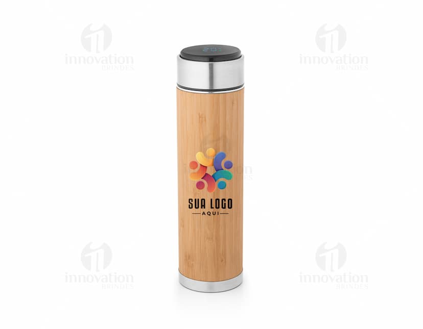 Squeeze térmico em aço inox, com design elegante e pura funcionalidade. Objeto de metal brilhante, ideal para manter sua bebida fresca ou quente por mais tempo. Cor prateada, com detalhes em amarelo, e com tampa transparente. Perfeito para uso no banheiro, academia, spa ou em viagens.