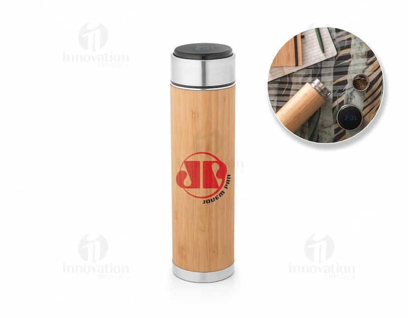 Bottle de aço inox térmico, container de metal, objeto em closeup contendo líquido amarelo saudável, ideal para cuidados de saúde.