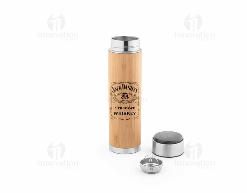 Squeeze térmico em aço inox em meio a vários produtos de cuidados pessoais e de beleza, como hair spray, deodorant, lotion, perfume, face powder e óleo. A imagem contém também objetos de metal, vidro e plástico, refletindo um conceito de saúde, beleza e bem-estar, com toques de finanças e investimento.