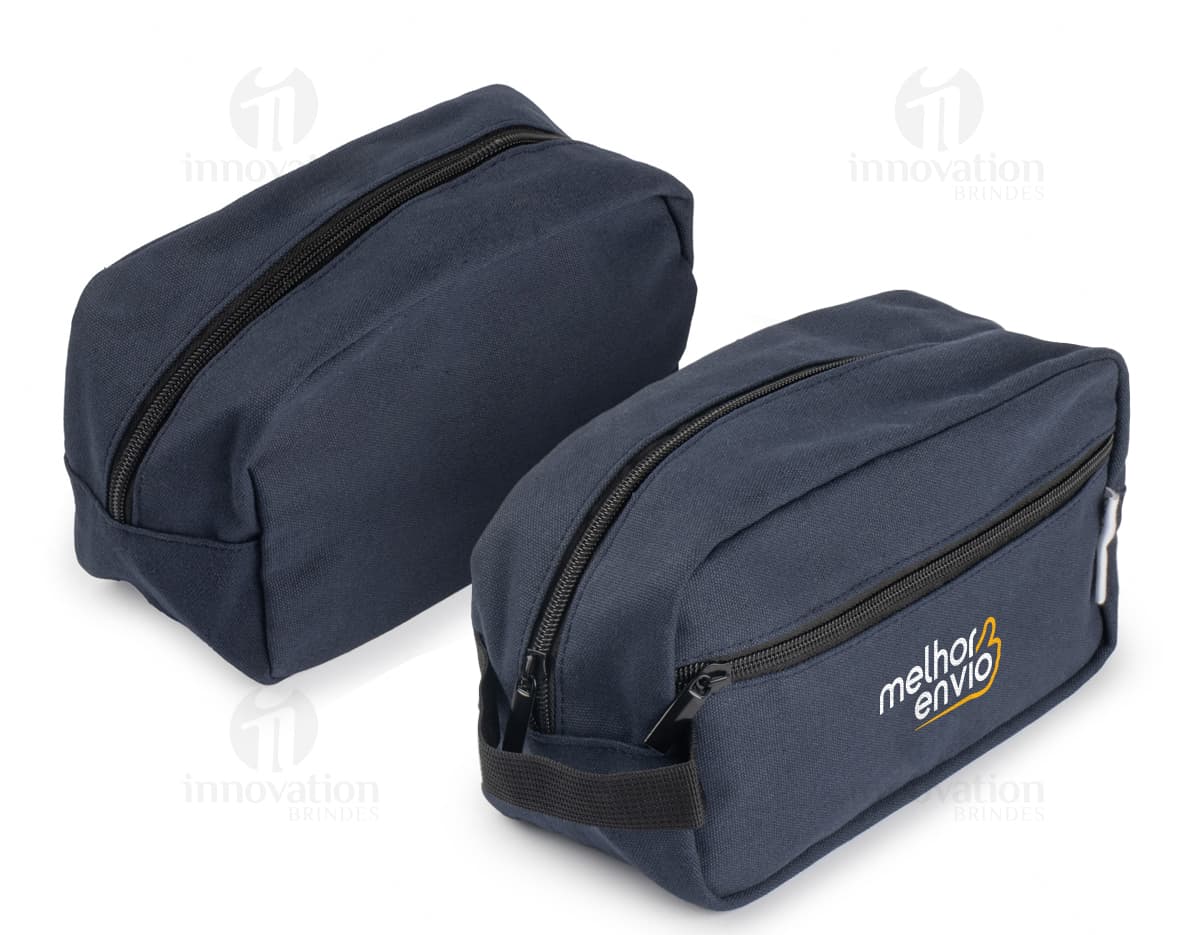 Necessaire de couro preto para guardar acessórios pessoais, dinheiro e cartões. Ideal para viagens ou uso diário. Elegante e prático, perfeito para complementar o estilo casual ou formal de um homem de negócios.