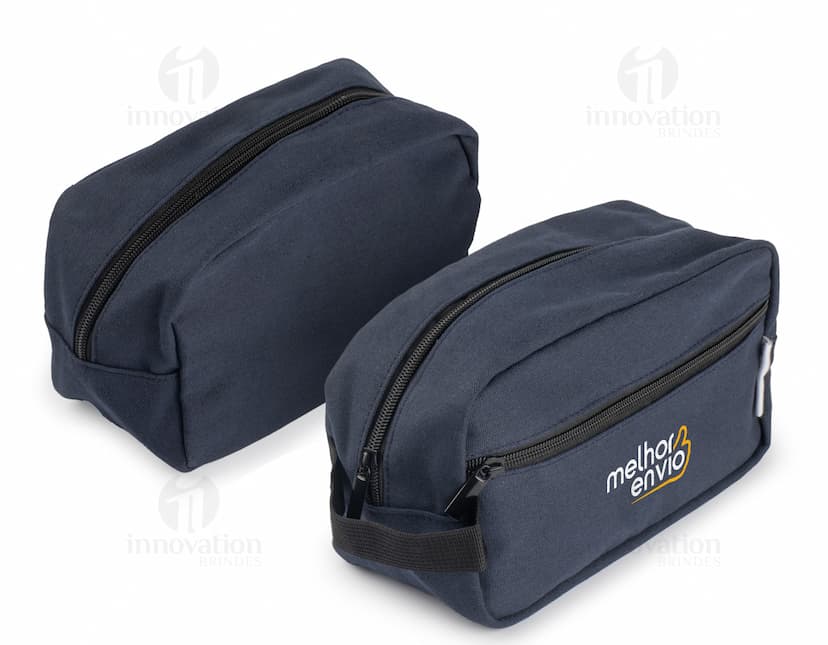 Necessaire de couro preto para guardar acessórios pessoais, dinheiro e cartões. Ideal para viagens ou uso diário. Elegante e prático, perfeito para complementar o estilo casual ou formal de um homem de negócios.