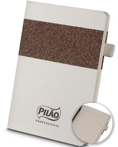 Caderno de anotações em um ambiente de escritório, com papel em branco, caixa de papelão vazia, bloco de notas, objeto de plástico e espaço para escrever.