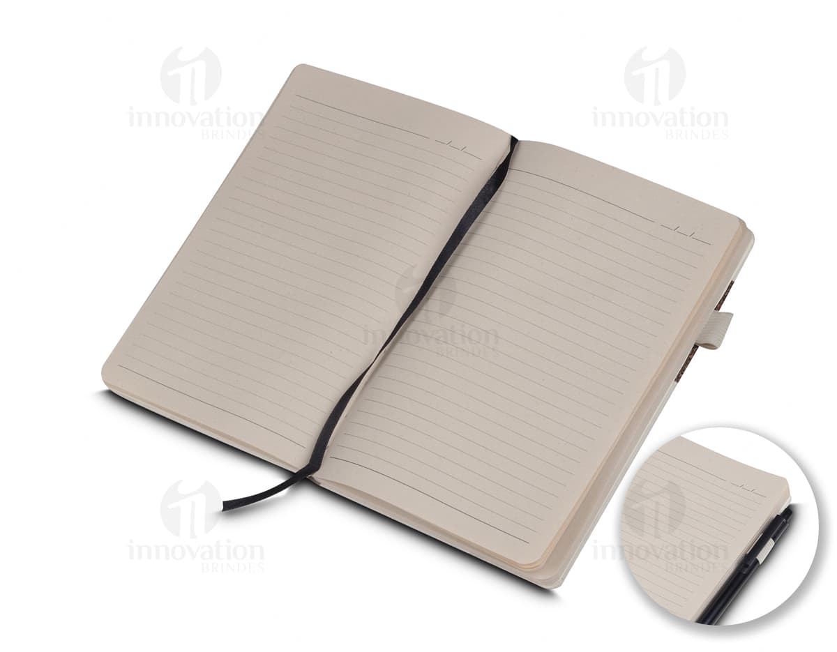 Caderno de anotações em branco com capa marrom escuro, textura listrada. Espaço vazio para escrever mensagens, lembretes, informações e notas. Objeto de escrita ideal para escritório, escola, faculdade ou negócios.