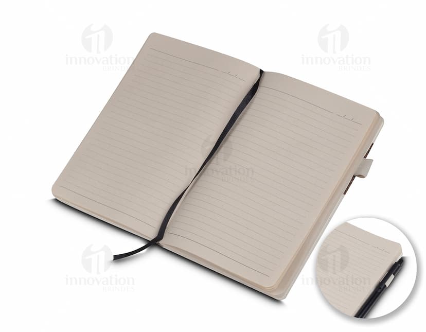 Caderno de anotações em branco com capa marrom escuro, textura listrada. Espaço vazio para escrever mensagens, lembretes, informações e notas. Objeto de escrita ideal para escritório, escola, faculdade ou negócios.