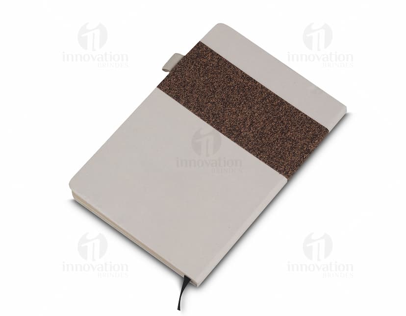 Caderno de anotações com capa marrom, textura retro, folhas em branco, sem pauta, ideal para memórias, lembretes e organização pessoal.