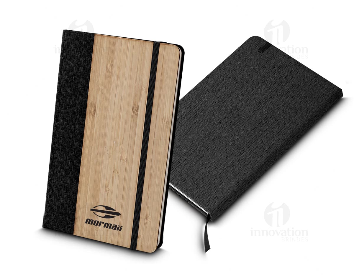 Caderno de anotações com capa de couro marrom vazio. O notebook está fechado ao lado de um caderno de papel grosso e uma carteira de couro preta. A cena é em um ambiente de escritório, com objetos como livro, documento e pasta de documentos ao redor. A imagem transmite a ideia de organização, negócios e estudo.