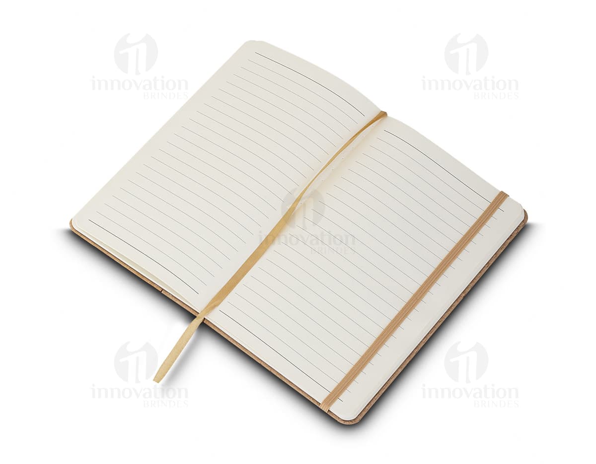 Caderno de anotações em um ambiente vintage com capa listrada marrom e amarela. O caderno está aberto mostrando páginas em branco, com um lápis descansando sobre elas. Ao redor, há outros livros antigos e uma caneta. O local é um espaço de escritório, com uma vibe antiga e grunge, transmitindo a sensação de aprendizado e conhecimento.