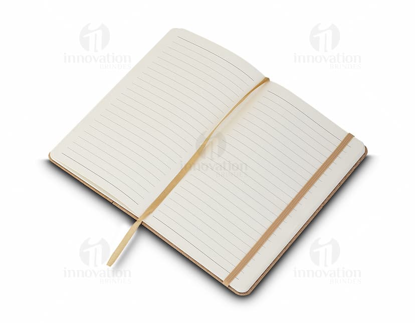 Caderno de anotações em um ambiente vintage com capa listrada marrom e amarela. O caderno está aberto mostrando páginas em branco, com um lápis descansando sobre elas. Ao redor, há outros livros antigos e uma caneta. O local é um espaço de escritório, com uma vibe antiga e grunge, transmitindo a sensação de aprendizado e conhecimento.