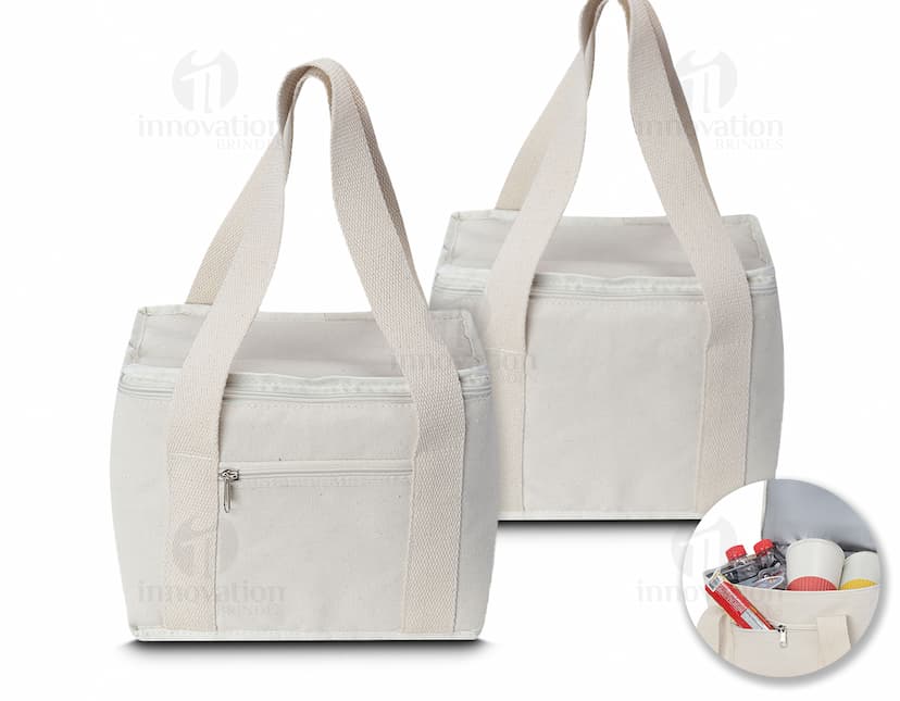 Bolsa térmica em algodão marrom com alça de couro e fecho de zíper. Produto vazio e moderno, perfeito para transporte de alimentos e bebidas de forma elegante e prática. Elegante, durável e acessível para quem busca estilo e funcionalidade em um único item.