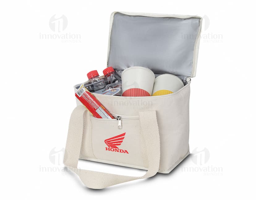 Bolsa térmica em algodão branca, com detalhes de fita rosa e laço dourado. Em destaque, a bolsa possui um fecho metálico brilhante. O interior está vazio, pronto para armazenar alimentos ou bebidas em altas ou baixas temperaturas. Ideal para presentear em ocasiões especiais como aniversários, Dia dos Namorados ou casamentos.