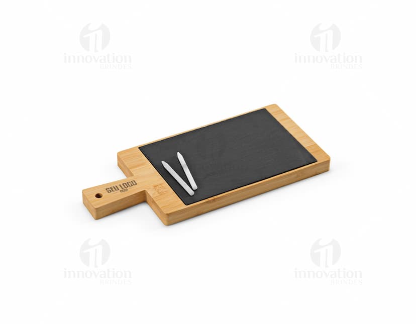 Quadro com ardósia em bambu para anotações e lembretes, ideal para casa, escritório ou escola. Design moderno e elegante, feito com materiais sustentáveis, perfeito para organização e comunicação.