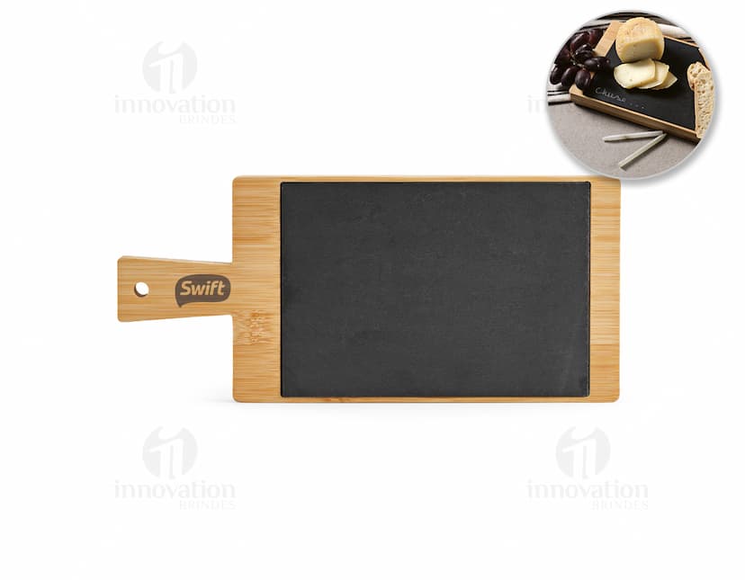 Quadro de ardósia em bambu para anotações e lembretes em um ambiente de escritório. O dispositivo possui espaço em branco para escrever com caneta e é feito de material de isolamento marrom. O objeto combina elementos de tecnologia e negócios, oferecendo um local para armazenar informações importantes. O design moderno e elegante do quadro o torna uma ferramenta prática e atraente para organização financeira e sucesso profissional.