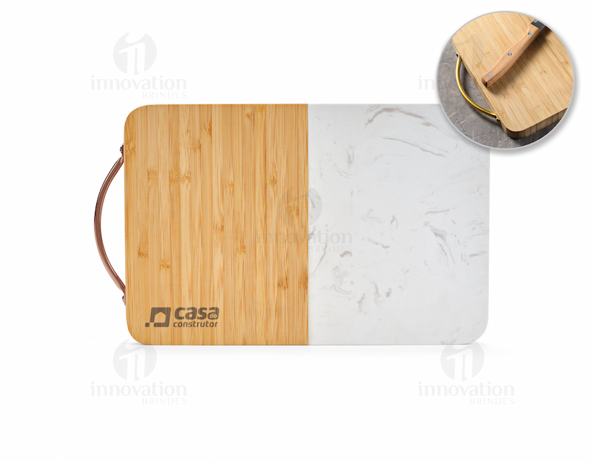 Tábua de corte em bambu com design de selo vazio, textura de madeira e detalhes de metal. Ideal para uso em negócios, finanças e celebrações. Cor marrom, objeto vazio para decoração e corte de alimentos.