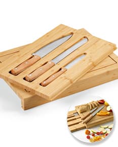Conjunto de tábuas de bambu empilhadas em um bloco de madeira, com uma variedade de ingredientes doces e chocolates empilhados em cima delas. As tábuas de bambu têm uma cor marrom e textura áspera, enquanto os objetos doces são deliciosos e tentadores. A imagem destaca a variedade de usos dessas tábuas de madeira na culinária e na preparação de sobremesas gourmet.