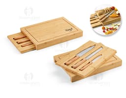 Conjunto de tábuas em bambu empilhadas em uma caixa de madeira, com uma pá de chocolate, roupas de madeira e prendedores de
