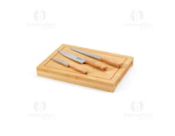 Conjunto de tábuas em bambu empilhadas em uma pilha retangular, com um lápis e um bloco de papel em cima. Diversos livros e