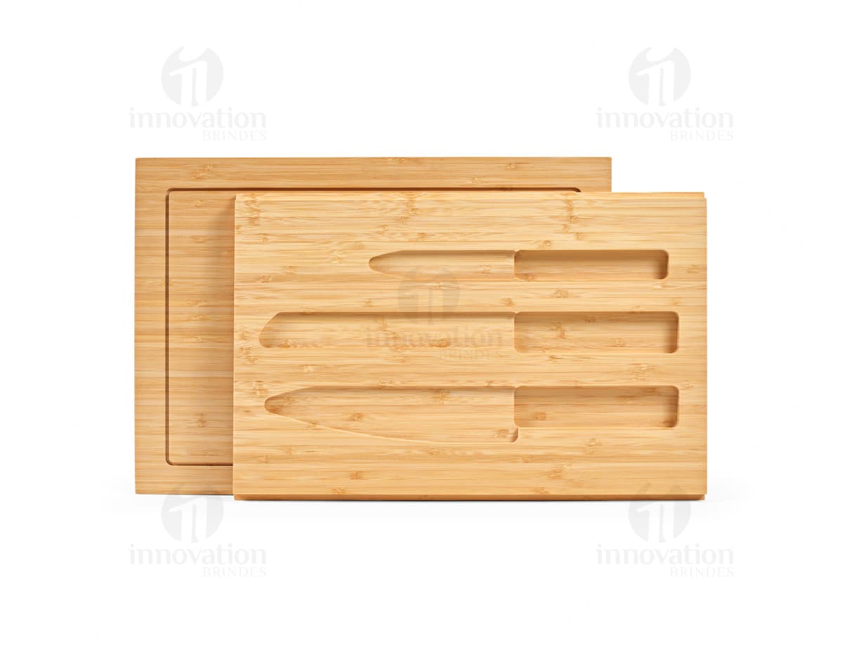 Conjunto de tábuas em bambu empilhadas em um bloco de corte de madeira marrom, com textura e padrão listrado. As tábuas estão vazias e em uma parede de madeira antiga, com um aspecto desgastado e envelhecido.