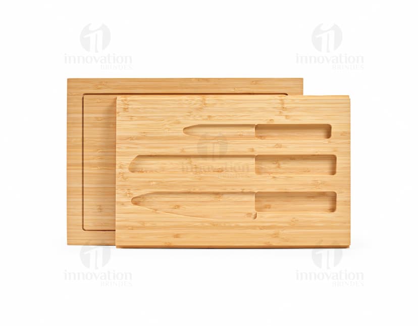 Conjunto de tábuas em bambu empilhadas em um bloco de corte de madeira marrom, com textura e padrão listrado. As tábuas estão vazias e em uma parede de madeira antiga, com um aspecto desgastado e envelhecido.