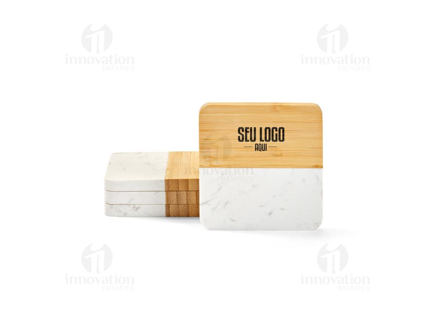 Conjunto de 4 porta copos em papelão marrom vazio, com design vintage e envelhecido. Os porta copos possuem uma estampa de cartão de caixa de correio antiga. A embalagem está aberta e o conteúdo é um conjunto de blocos de madeira empilhados, que simbolizam um café da manhã gourmet.