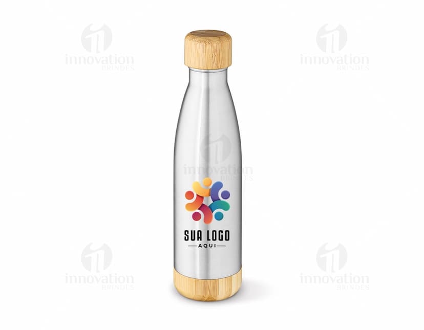 Garrafa em aço inox contendo líquido transparente, sendo um recipiente de vodka. A garrafa está vazia e tem um design limpo e transparente.