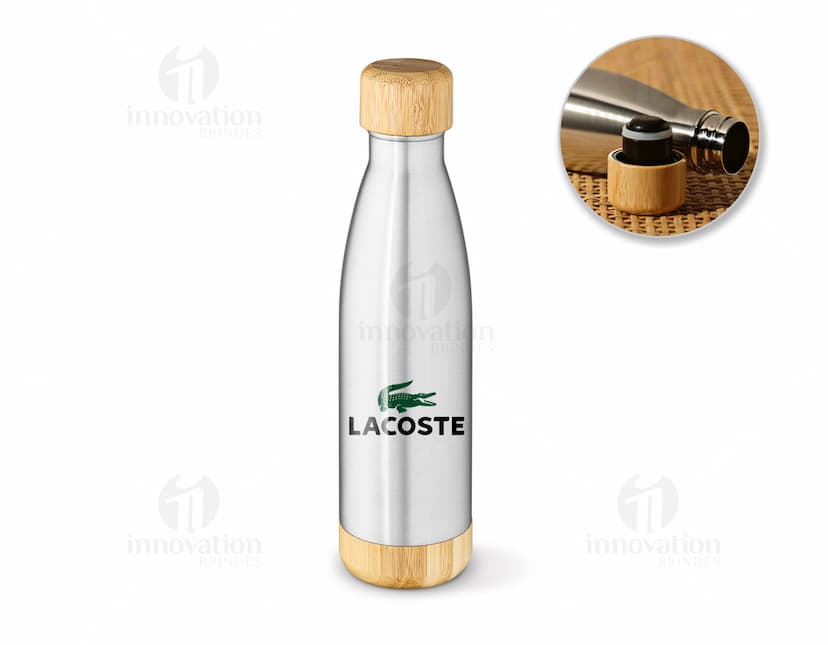 Garrafa em aço inox contendo líquido transparente. A garrafa tem um rótulo em branco e tampa. A imagem mostra um item de luxo e comemoração.