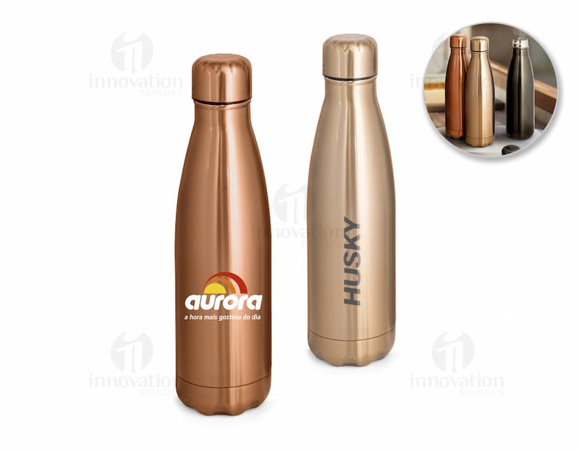 Garrafa em aço inox com rótulo vazio, contendo líquido transparente. A garrafa está limpa e tem um design moderno.