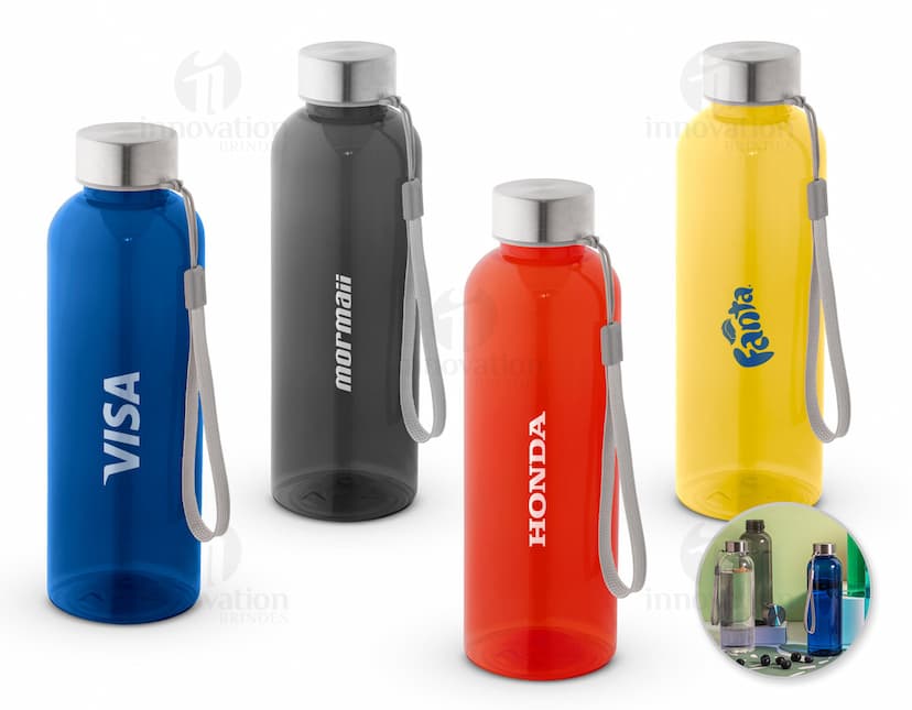 Bottle de plástico transparente com tampa, contendo líquido amarelo. O objeto é um squeeze em rPET 100%, utilizado para armazenar água e outros líquidos de forma higiênica e prática. Ideal para uso em banheiros, spas e até mesmo na prática de atividades físicas.