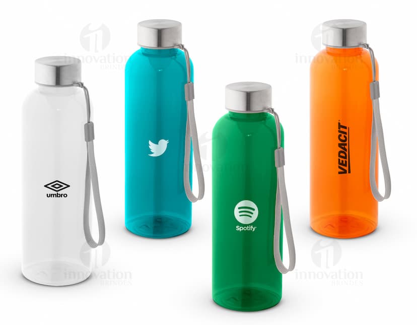 Bottle de plástico transparente vazio com tampa amarela. Objeto de higiene para cuidados pessoais, contendo líquido. Está em um recipiente de rPET 100%, com design clean e label branco. Pureza e frescor.