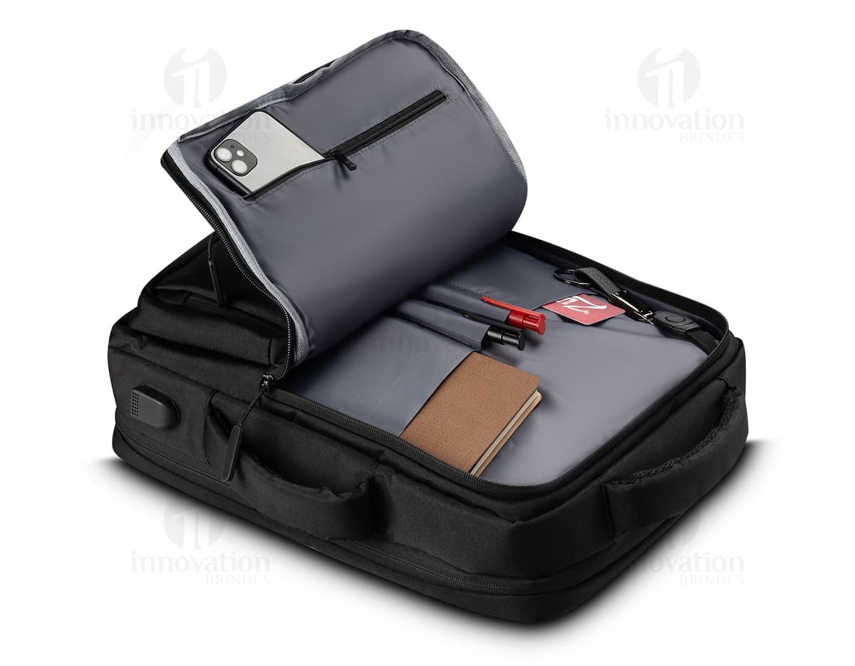 Mochila pasta para notebook feita de couro preto, com alças e zíper de metal. Moderna e elegante, possui compartimento para laptop e diversos acessórios. Ideal para viagens de negócios e estilo casual.