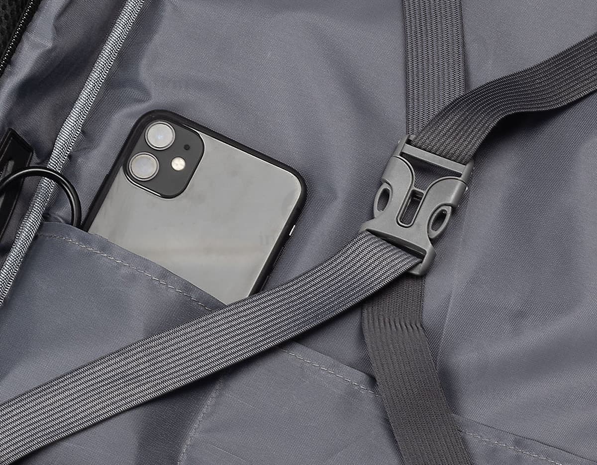 Homem de negócios sentado no carro, com cinto de segurança, dirigindo e utilizando uma mochila pasta para notebook. Ele está vestindo terno e gravata, segurando o volante e um laptop. O interior do veículo é preto e moderno, com detalhes em couro e tecnologia. O homem parece ser bem-sucedido, focado em seu trabalho e seguro enquanto viaja.