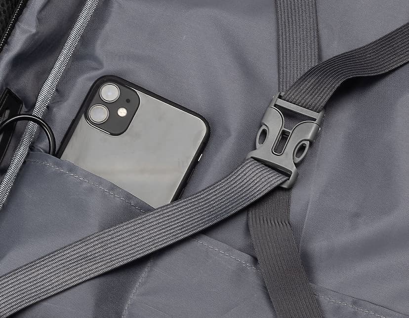 Homem de negócios sentado no carro, com cinto de segurança, dirigindo e utilizando uma mochila pasta para notebook. Ele está vestindo terno e gravata, segurando o volante e um laptop. O interior do veículo é preto e moderno, com detalhes em couro e tecnologia. O homem parece ser bem-sucedido, focado em seu trabalho e seguro enquanto viaja.