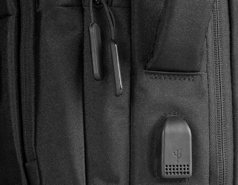 Mochila pasta para notebook em couro preto, com zíper, botões, bolso para laptop e detalhes em metal. Modelo corporativo e moderno, ideal para homens de negócios.