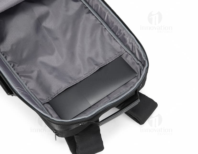 Mochila/Pasta para Notebook Premium em couro preto, estilo profissional e elegante. Possui zíper, alça de mão e alças para os ombros, ideal para transportar equipamentos de trabalho ou estudo com segurança e estilo.