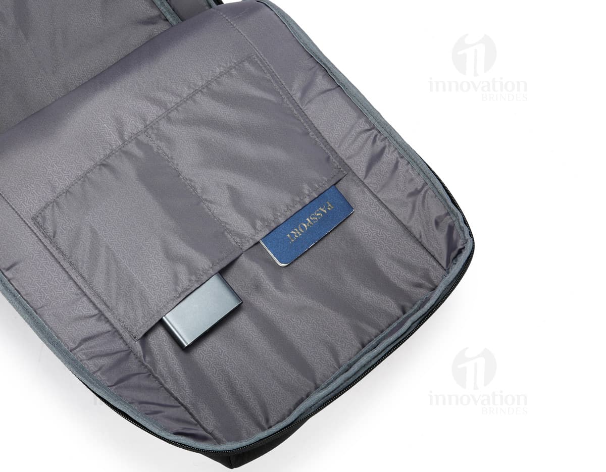Mochila/Pasta para Notebook Premium em couro marrom desgastado, com bolso frontal, alça de mão e alças ajustáveis. Design moderno e elegante, ideal para transporte de notebook e outros acessórios com estilo e praticidade.