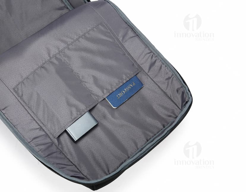 Mochila/Pasta para Notebook Premium em couro marrom desgastado, com bolso frontal, alça de mão e alças ajustáveis. Design moderno e elegante, ideal para transporte de notebook e outros acessórios com estilo e praticidade.
