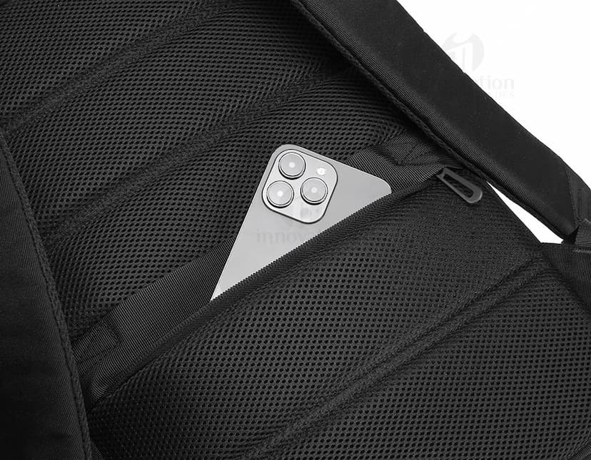 Mochila/Pasta para Notebook Premium em couro preto, com textura elegante e design moderno. Possui suporte acolchoado para notebook, diversos compartimentos para organização de itens pessoais e tecnológicos, como laptop e celular. Ideal para homens de negócios sofisticados em ambiente de trabalho corporativo.