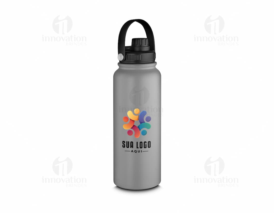 Garrafa térmica de 1,1L em metal prateado, com tampa, ideal para armazenar líquidos como água, sucos ou chás. Transparente, resistente e de alta capacidade, proporcionando frescor e praticidade para manter a hidratação ao longo do dia.