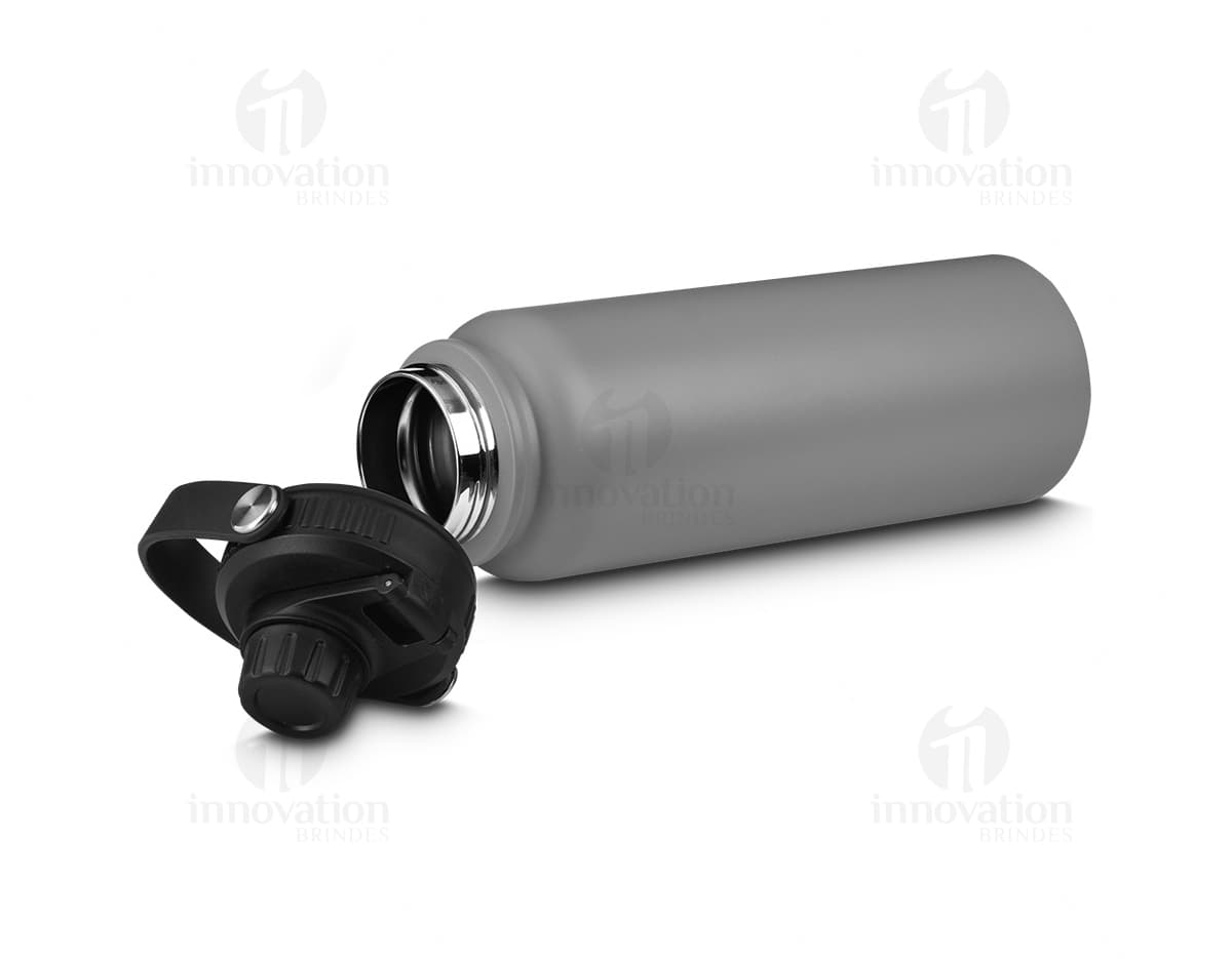Garrafa térmica de 1,1L de cor preta e prateada, feita de metal e plástico. Possui um design moderno, com tampa e plugue elétrico. O corpo da garrafa tem um acabamento metálico brilhante e a superfície é reflexiva. É um equipamento eletrônico, que mantém a temperatura da bebida por horas.
