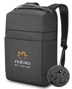 Mochila para Notebook Premium em cor preta, design moderno e resistente. Perfeito para transportar seu dispositivo eletrônico com segurança e praticidade. Ideal para uso no escritório, viagens de negócios ou no dia a dia. Além disso, possui compartimentos extras para armazenar outros objetos e documentos.