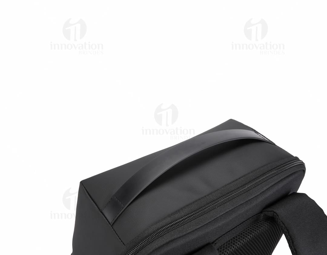 Mochila para Notebook Premium em cor preta, design moderno e resistente. Perfeito para transportar seu dispositivo eletrônico com segurança e praticidade. Ideal para uso no escritório, viagens de negócios ou no dia a dia. Além disso, possui compartimentos extras para armazenar outros objetos e documentos.
