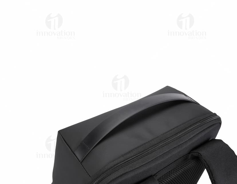 Mochila para Notebook Premium preta com design moderno, vazia e aberta. Equipada com um 3D, símbolos e ícones de tecnologia. Inclui elementos como computador, mouse, livro, e estojos de couro. Ideal para armazenar equipamentos de escritório e acessórios de moda, sem ninguém presente na imagem.