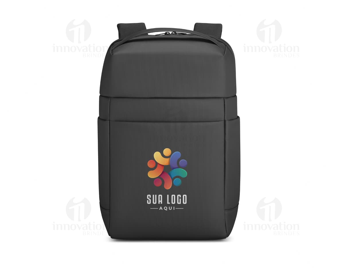 Mochila para Notebook Premium preta e metálica com design moderno e clean. Equipamento de tecnologia 3D, possui alça de metal e compartimentos para armazenamento de objetos como garrafa e dispositivos de escritório. Ideal para viagens de negócios.