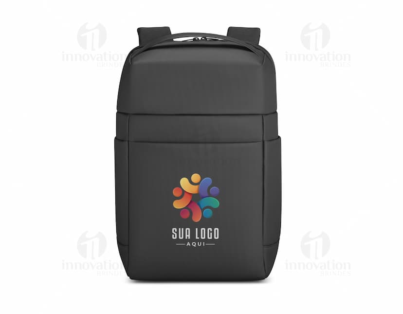 Mochila para Notebook Premium preta e metálica com design moderno e clean. Equipamento de tecnologia 3D, possui alça de metal e compartimentos para armazenamento de objetos como garrafa e dispositivos de escritório. Ideal para viagens de negócios.